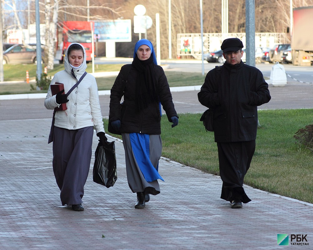 Родстенники погибших прибыли  в аэропорт к месту авиакатастрофы