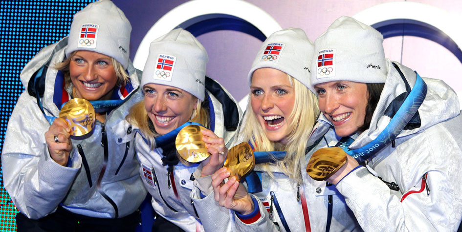 Сборная Норвегии после победы в эстафете на Олимпиаде 2010 года. (Слева направо) Вибеке Скофтеруд, Кристин Стермер Стейра, Тереза Йохауг и Марит Бьорген.