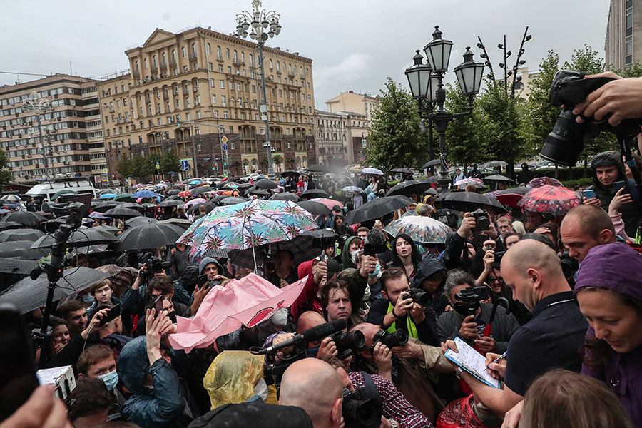Акция против поправок в Конституцию началась в 19:00 на Пушкинской площади в Москве. Точное количество ее участников неизвестно