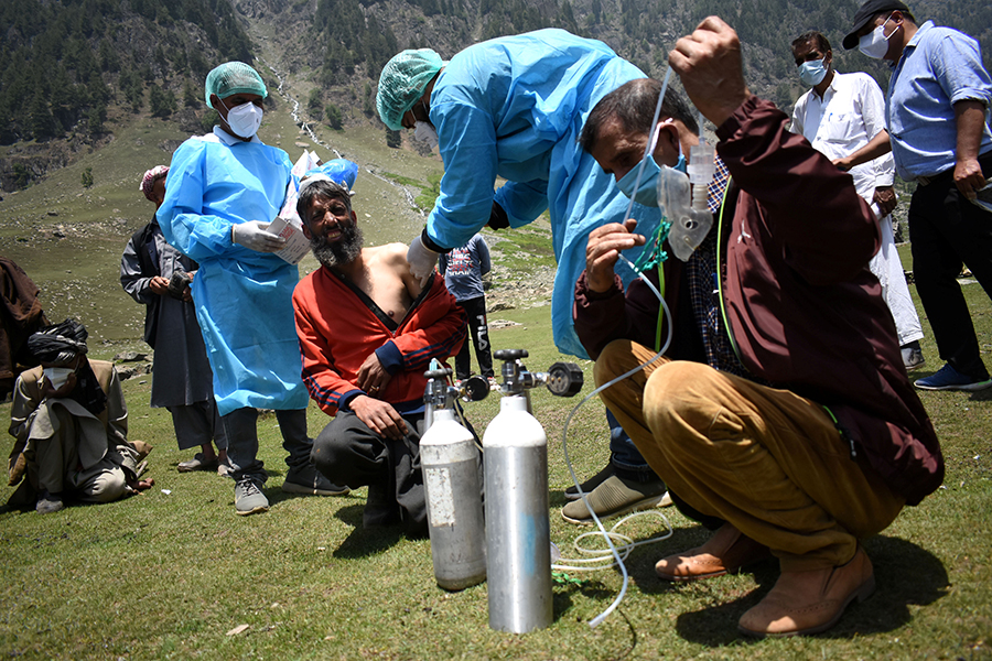 Пастух получает дозу индийской вакцины Covishield в округе Анантнаг на юге Кашмира (Индия). 10 июня 2021 года