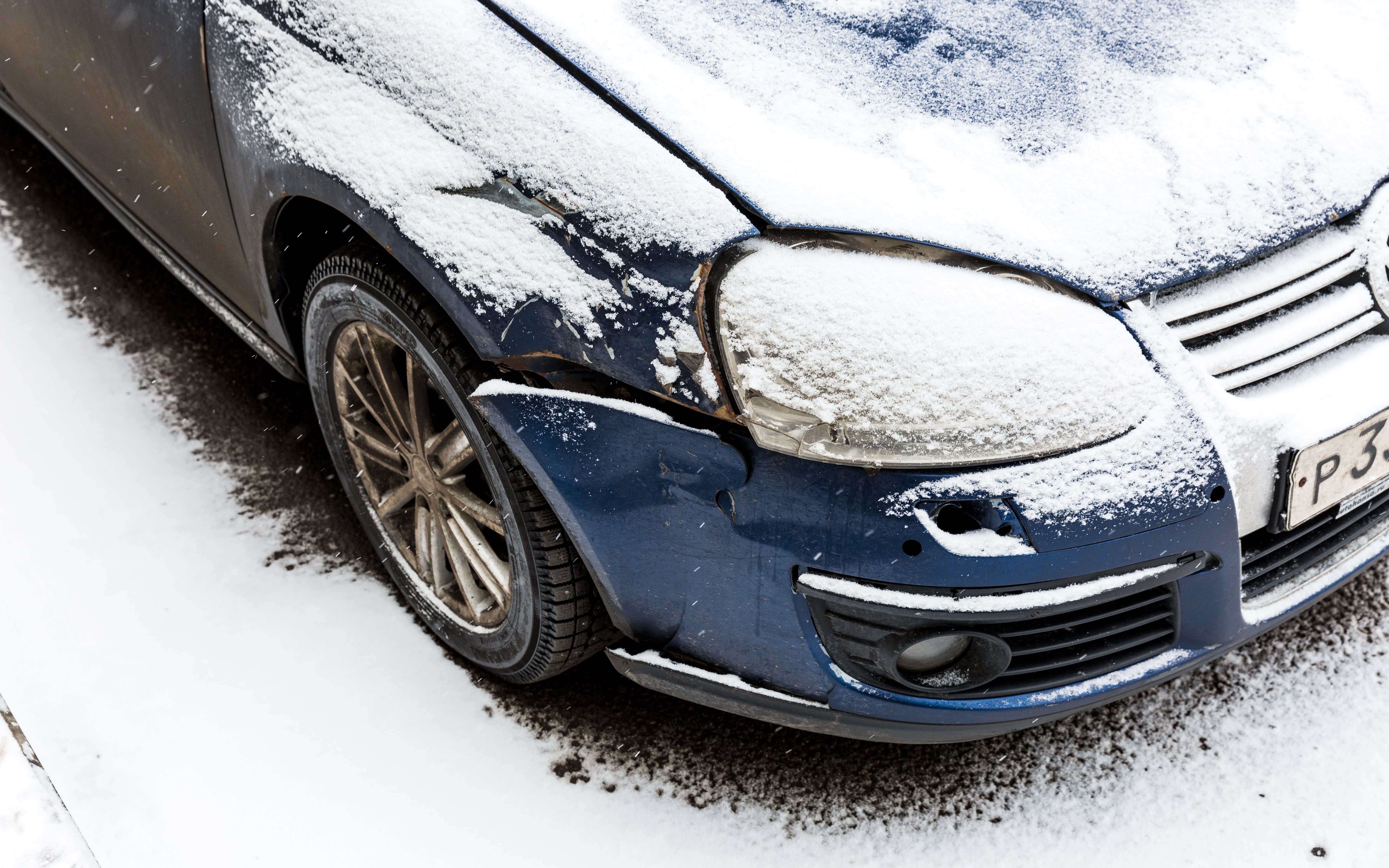 Зимняя ловушка для водителей: газон под снегом (штраф — до 300 тысяч)