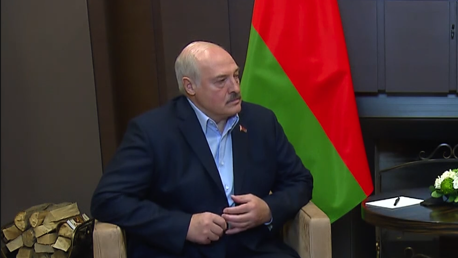 Лукашенко отреагировал на выезд мужчин из России фразой «пусть бегут»