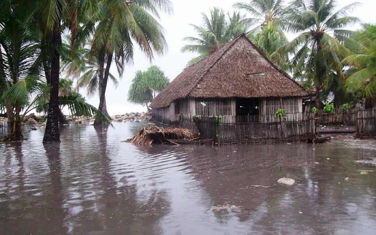 <p>Разрушительное наводнение, вызванное тропическим циклоном &laquo;Пэм&raquo; на Кирибати в марте 2015 года</p>