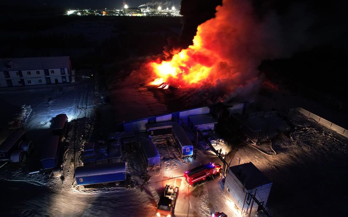 На Ямале произошел пожар в ангаре с газовыми баллонами