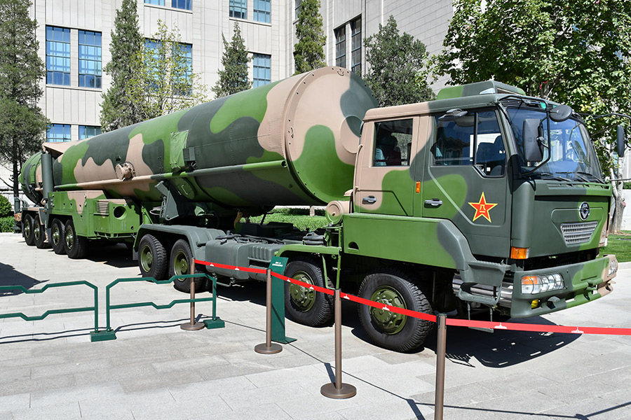 Трехступенчатая твердотопливная ракета DF-31 несет одну боеголовку мощностью 200&ndash;300 килотонн. Ее дальность&nbsp;&mdash; до 7,2 тыс. км, континентальной части США эта ракета достичь не может. На фото&nbsp;&mdash; DF-31 в Военном музее Китайской народной революции в Пекине.