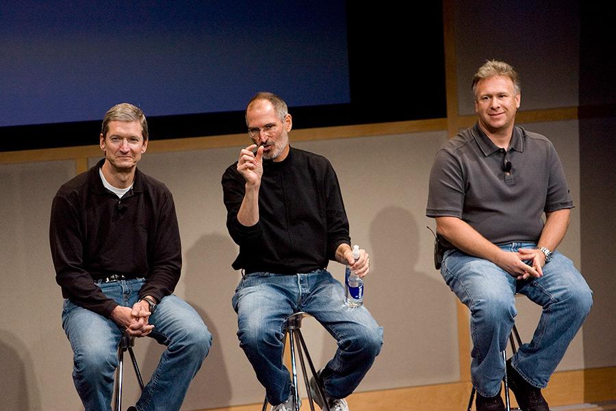 Тим Кук и Стив Джобс (слева направо)