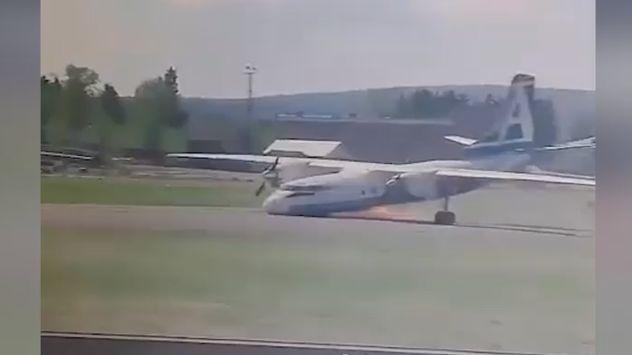 Посадка Ан-24 в Иркутской области с подломленной стойкой шасси. Видео