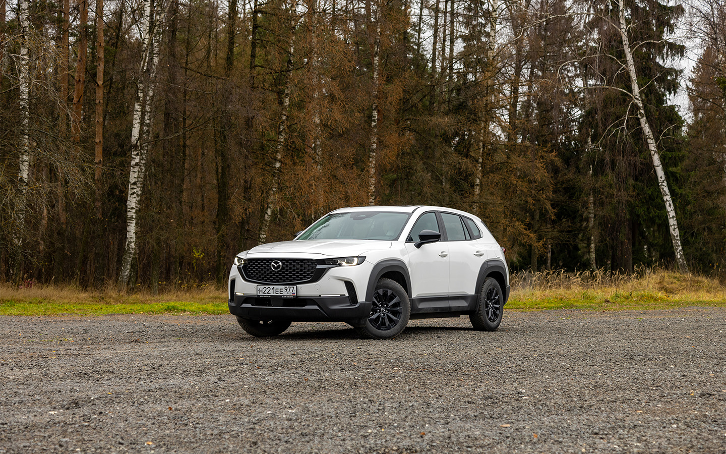 Снаружи Mazda CX-50 не выглядит крупной, но это впечатление обманчиво: модель куда солиднее по габаритам, чем&nbsp;CX-5.&nbsp;Багажник и салон здесь больше