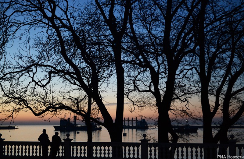 Крым: мирные будни на фоне военных