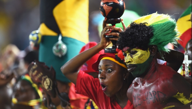 Фанаты сборной Ганы поддерживают свою команду во время матча в Группе G Гана - США. 