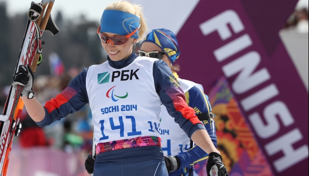 Спортсменка из России Михалина Лысова, завоевавшая золотую медаль в гонке на короткой дистанции среди женщин с нарушением зрения в соревнованиях по биатлону.