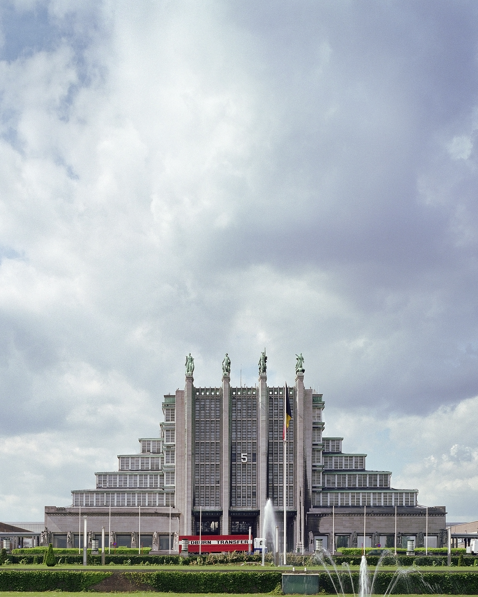 &laquo;Большой дворец&raquo; в Брюсселе до сих пор остается символом &laquo;Экспо-35&raquo;. Сегодня это один из самых больших выставочных центров в Бельгии. В 2013 году он был преобразован в концертную площадку.

Здание включает в себя 12 павильонов с общей выставочной площадью в 115 тыс. кв. м. Ежегодно там проводится множество мероприятий, включая международную транспортную выставку European Motor Show.
