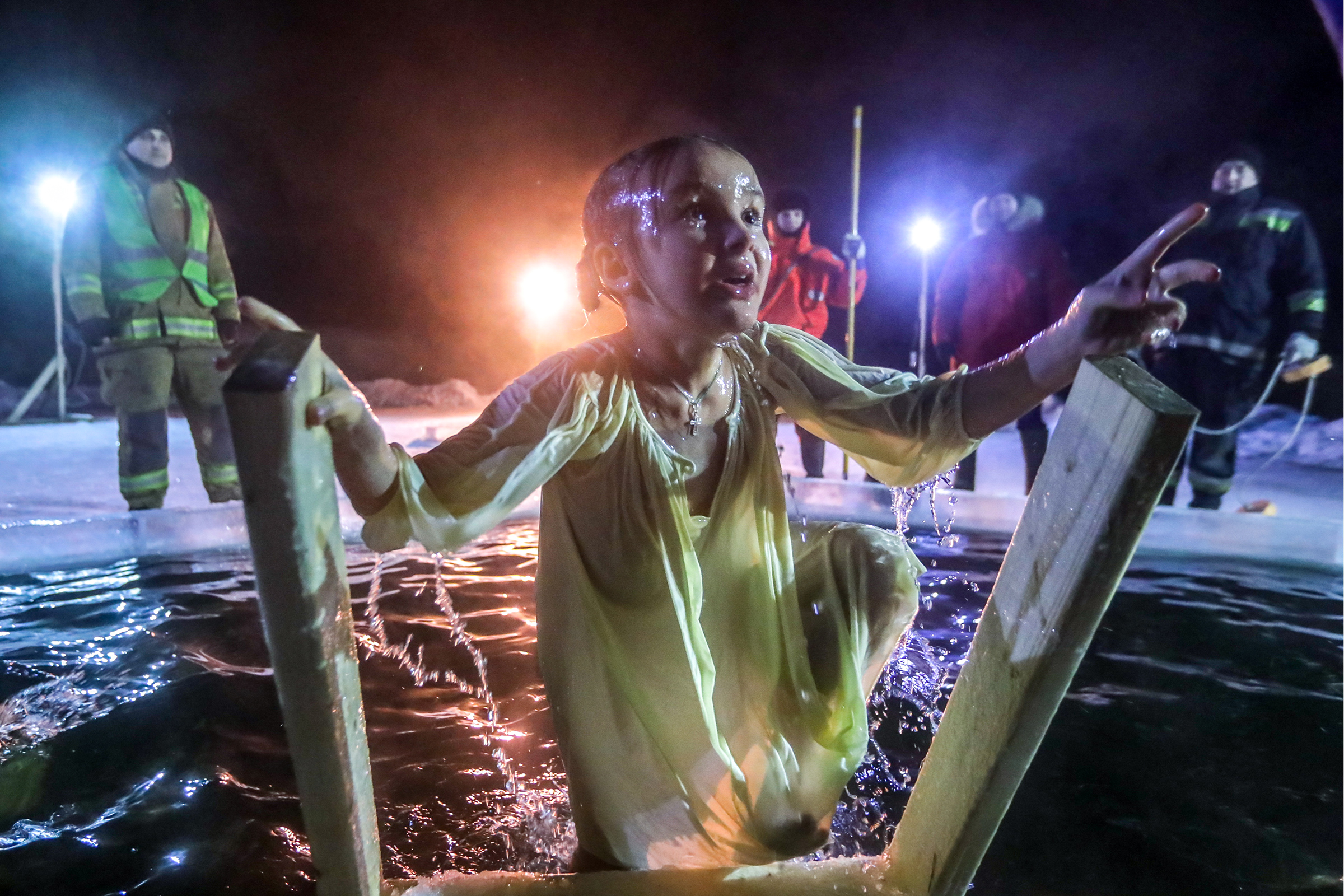 Девочка во время крещенских купаний на пруду в поселке Тярлево, Санкт-Петербург