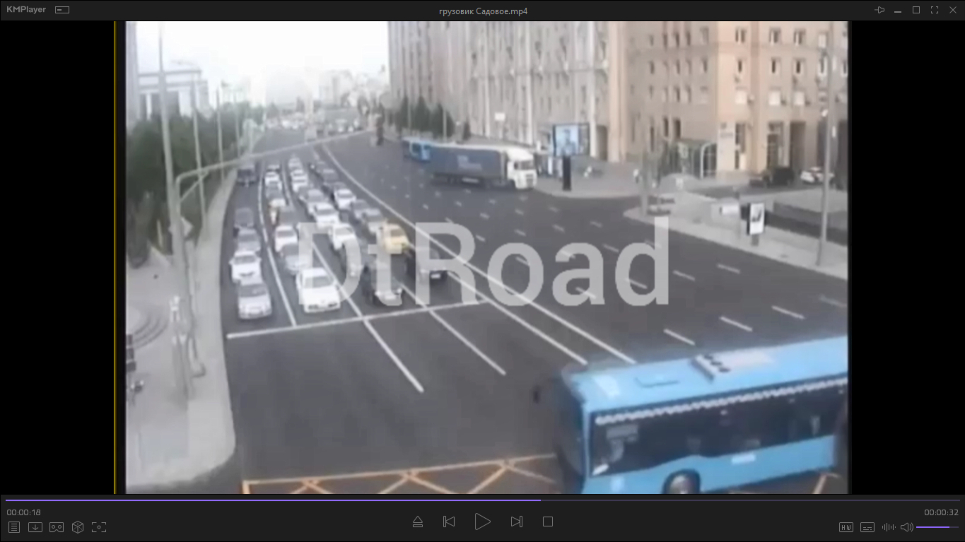 В центре Москвы грузовик вылетел на тротуар
