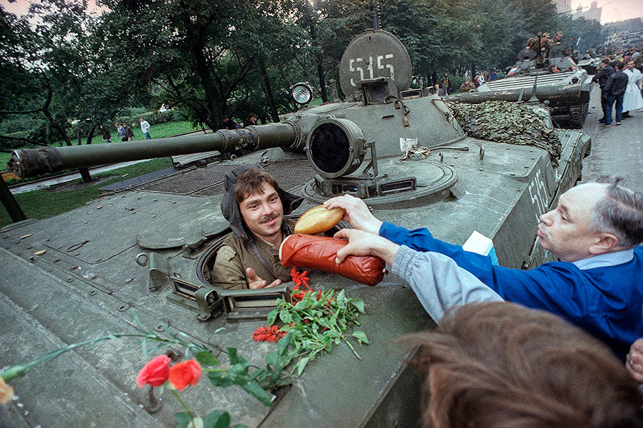 Москва, 21 августа. Москвичи передают танкисту хлеб, колбасу и цветы

&nbsp;