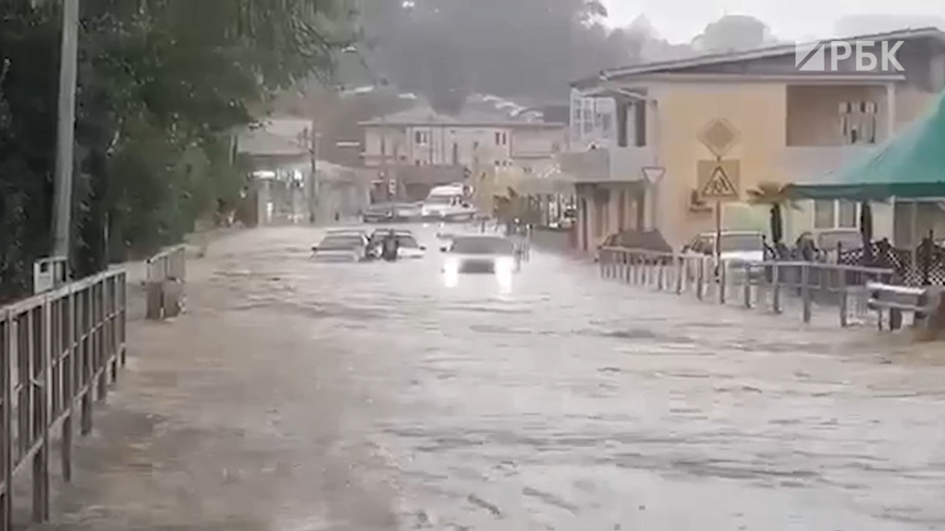 Сочи затопило после ливня. Видео