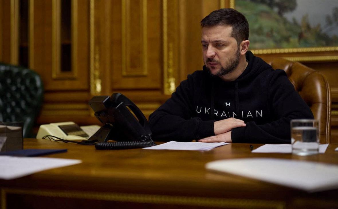 Зеленский назвал ситуацию в Донбассе тяжелой и мучительной"/>













