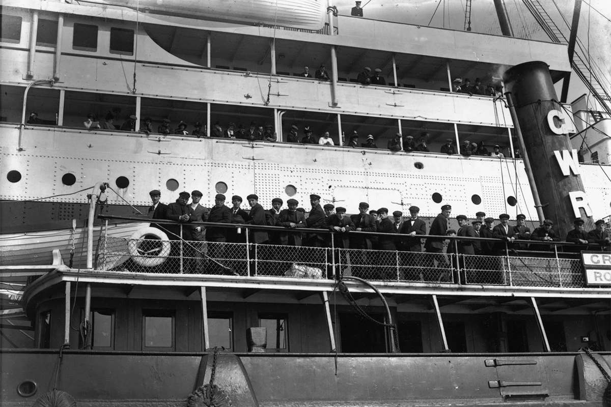 Выжившие после катастрофы &laquo;Титаника&raquo; на борту буксира, прибывающего в Плимут
