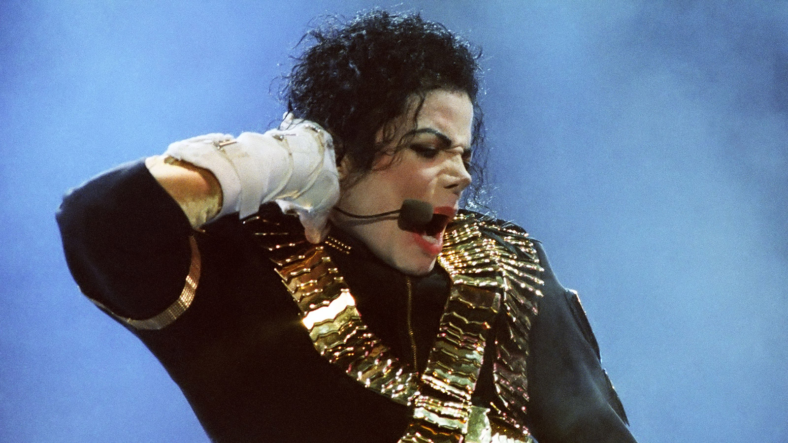 <p>На фото: Майкл Джексон во время гастролей в России выступает в Лужниках,&nbsp;1993 год</p>
