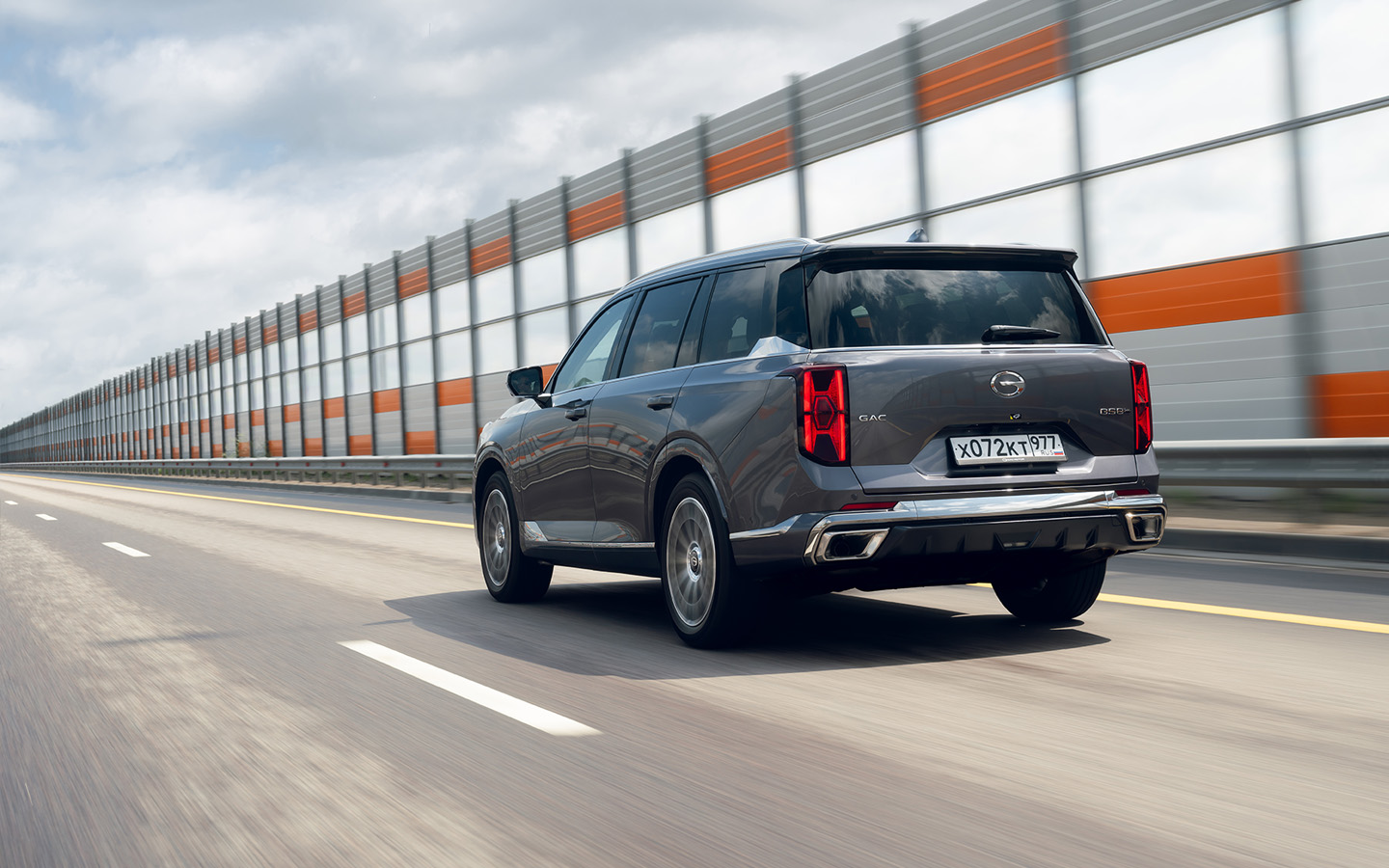 Сзади у GAC GS8 Dragon &mdash; новый бампер с диффузором