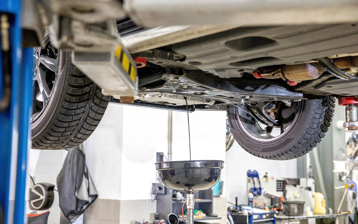 Промывка двигателя при замене масла нужна только в случае наличия явных предпосылок &mdash; например, большого количества нагара в картере