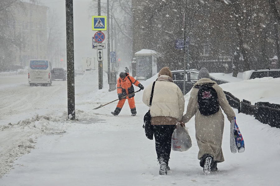 Еще больше снега ожидает метеоролог Евгений Тишковец. По его данным, из-за снегопада высота снежного покрова вырастет на 32 сантиметра и достигнет 75 см на метеостанции ВДНХ, 83 см на Балчуге, 84 см &mdash; в Тушино, и 87 &mdash; на станции МГУ.