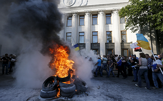 Активисты «финансового Майдана» проводят митинг у здания Верховной рады в Киеве в поддержку закона 1558-1 «О реструктуризации обязательств по кредитам в иностранной валюте»