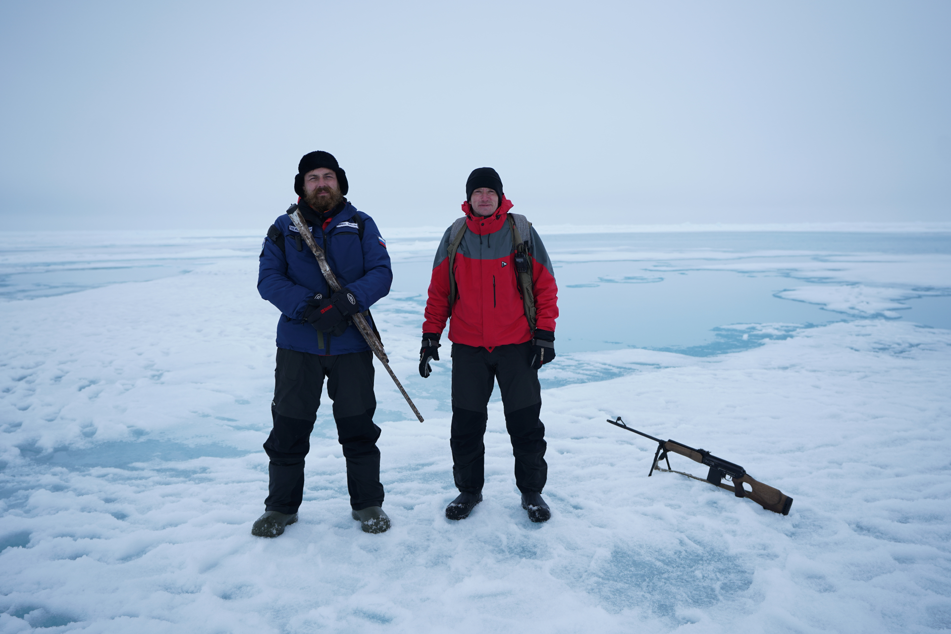 Сотрудники национального парка &laquo;Русская Арктика&raquo; охраняют участников экспедиции от белых медведей