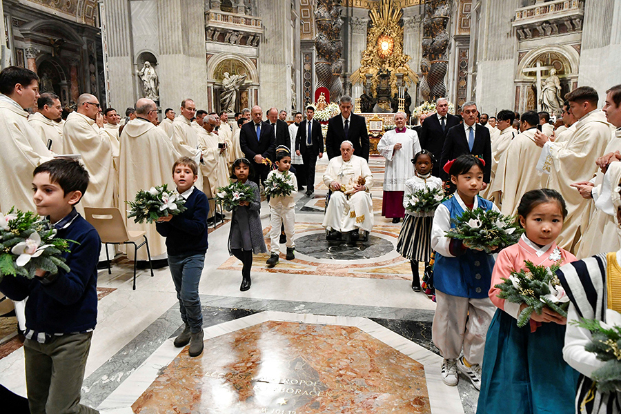 Папа римский Франциск на рождественской мессе в соборе Святого Петра в Ватикане
