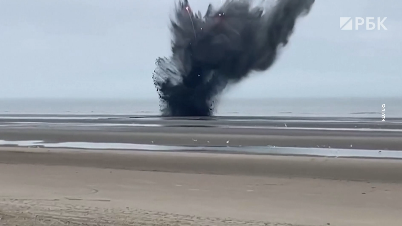 На пляже в Бельгии взорвали бомбу времен Второй мировой войны. Видео