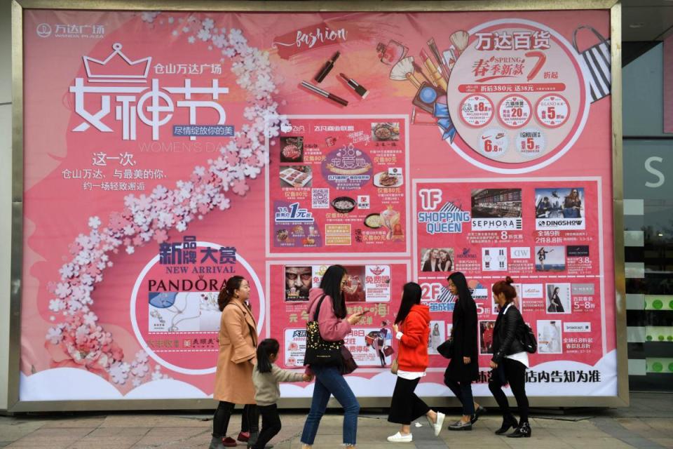 Реклама с информацией о скидках в честь Международного женского дня в Китае
