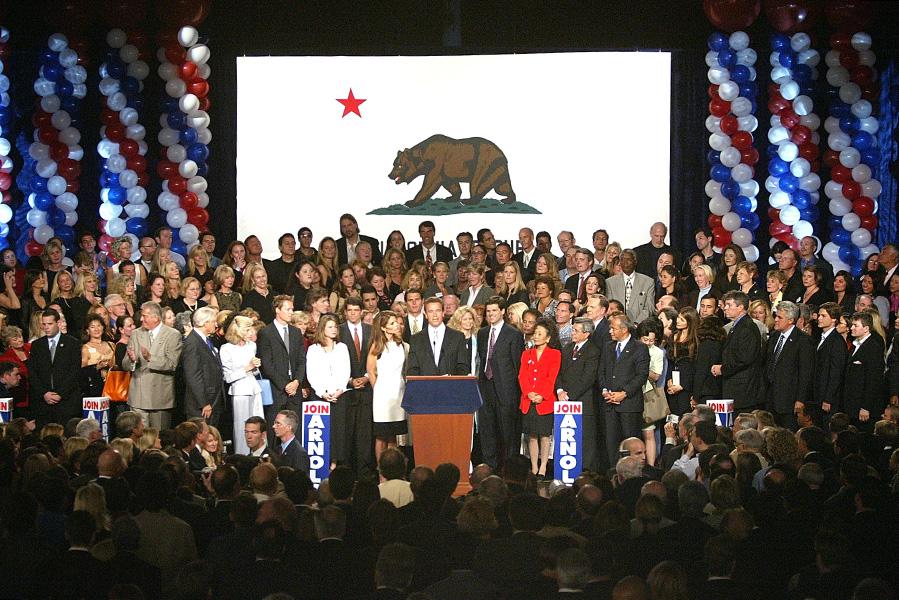 Арнольд Шварценеггер обращается к своим сторонникам после своей победы на выборах в Калифорнии в Лос-Анджелесе, 2003 год