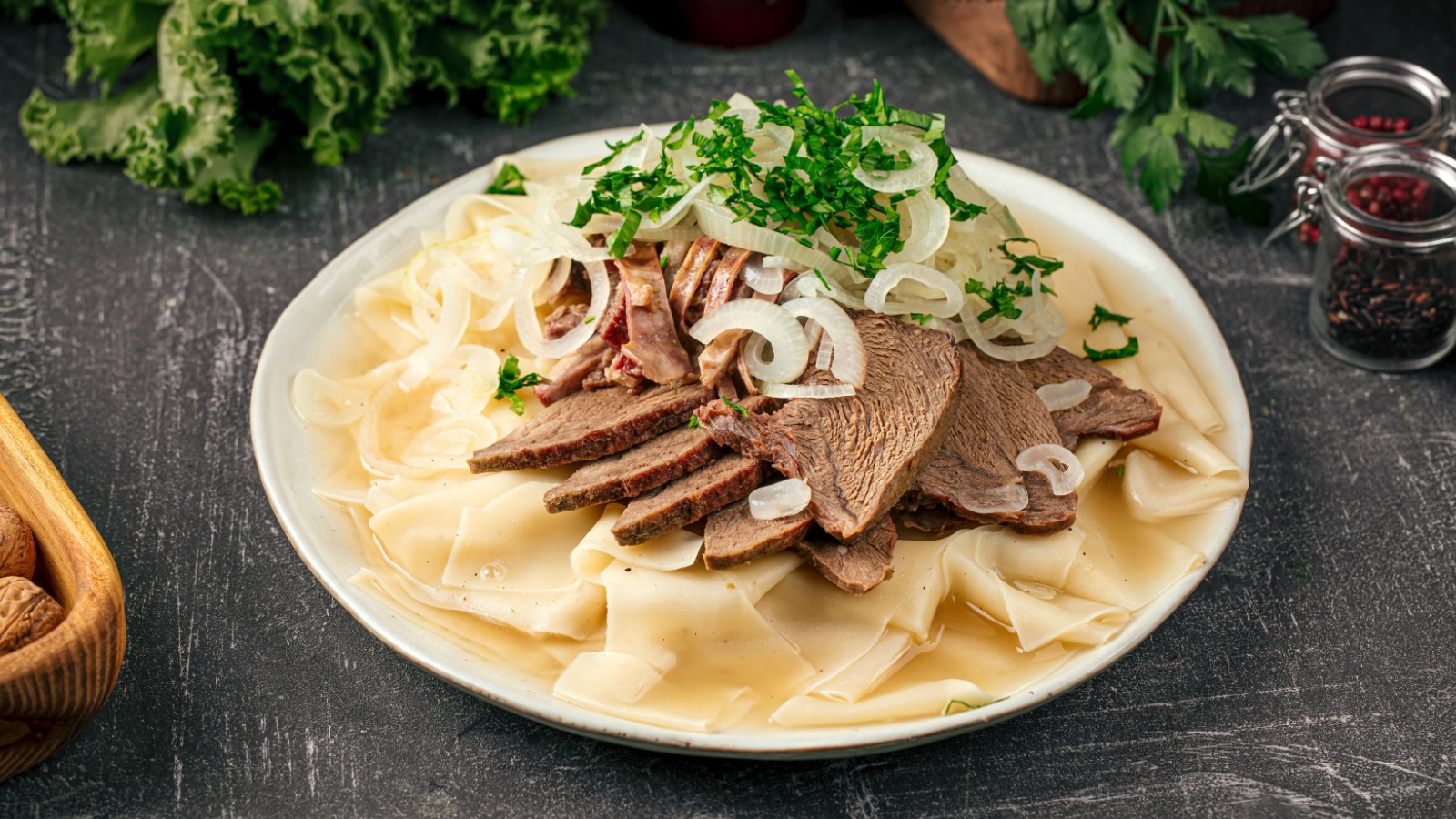 Бешбармак подают сразу после приготовления, пока мясо и лапша остаются горячими