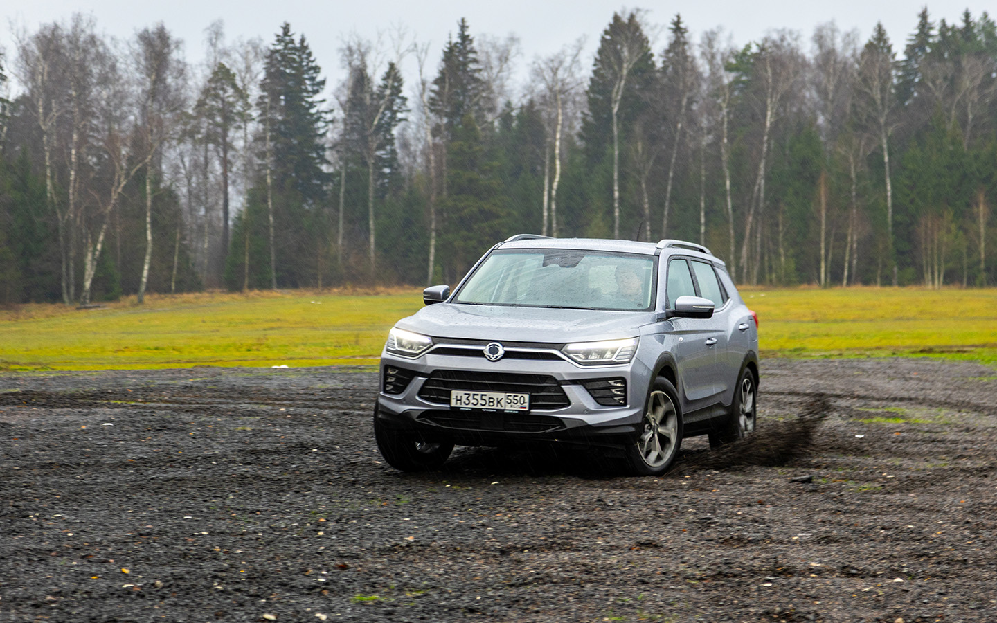 На штатных колесах кроссовер неплохо едет по любому покрытию, но мы бы рекомендовали все же сменить резину на более дорогую