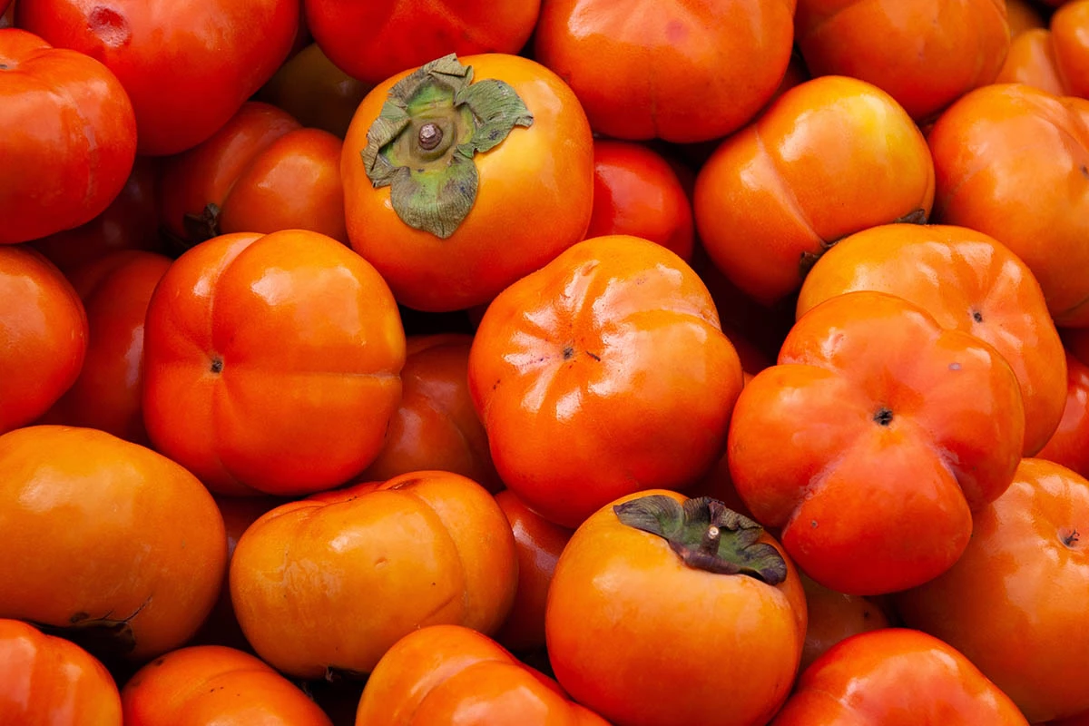 Калорийность свежей хурмы составляет примерно 60–70 калорий на 100 г продукта