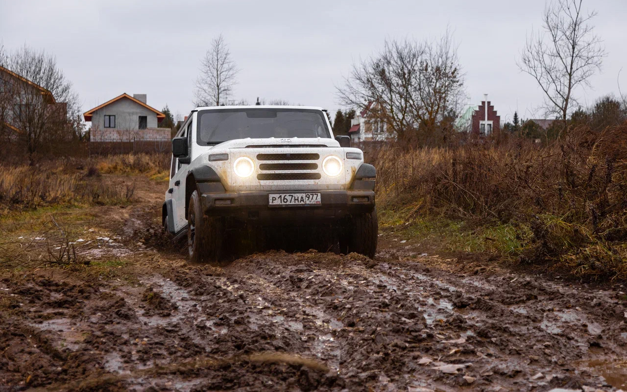 BAW 212 легко узнать по необычному рисунку светодиодных фар. «Глаза» модели расположены близко друг к другу, что создает эффект игрушечности 