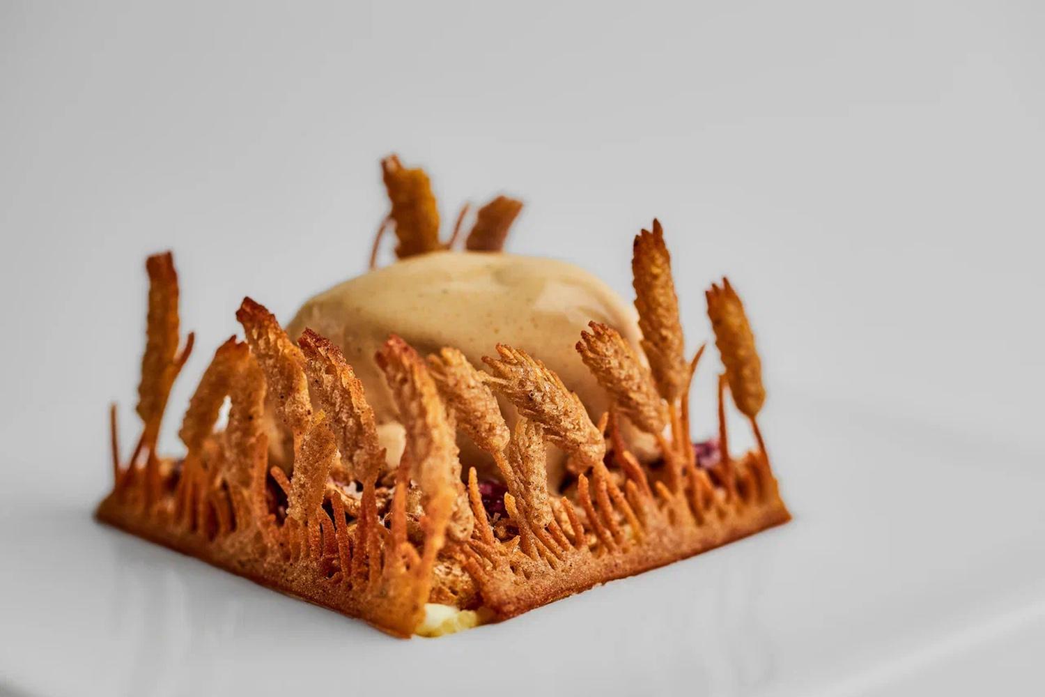 Пшенный десерт с мороженым в ресторане &laquo;Матрешка&raquo;