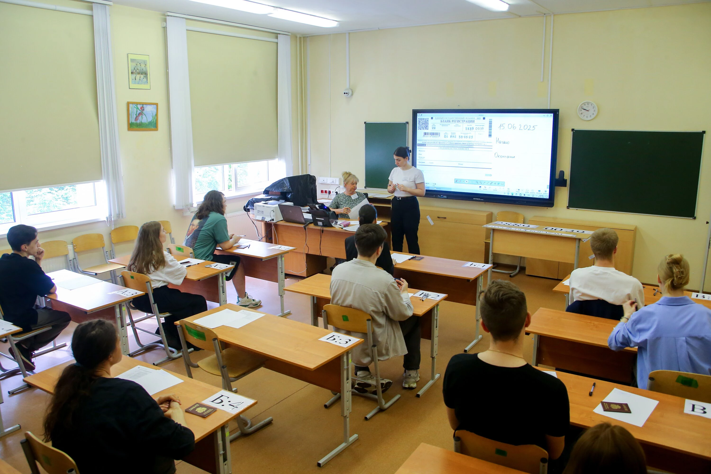 Проведение единого государственного экзамена (ЕГЭ) по русскому языку в школе № 1468 в центре Москвы