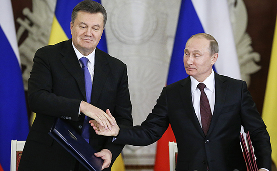 МВФ не сможет давать кредиты Украине, пока та не решит вопрос с евробондами, купленными Россией (справа — президент Владимир Путин) у правительства Виктора Януковича (слева)