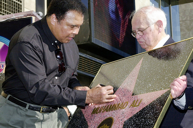 11 января 2002. Мохаммед Али расписывается на реплике звезды, установленной в его честь на Аллее славы в Голливуде


