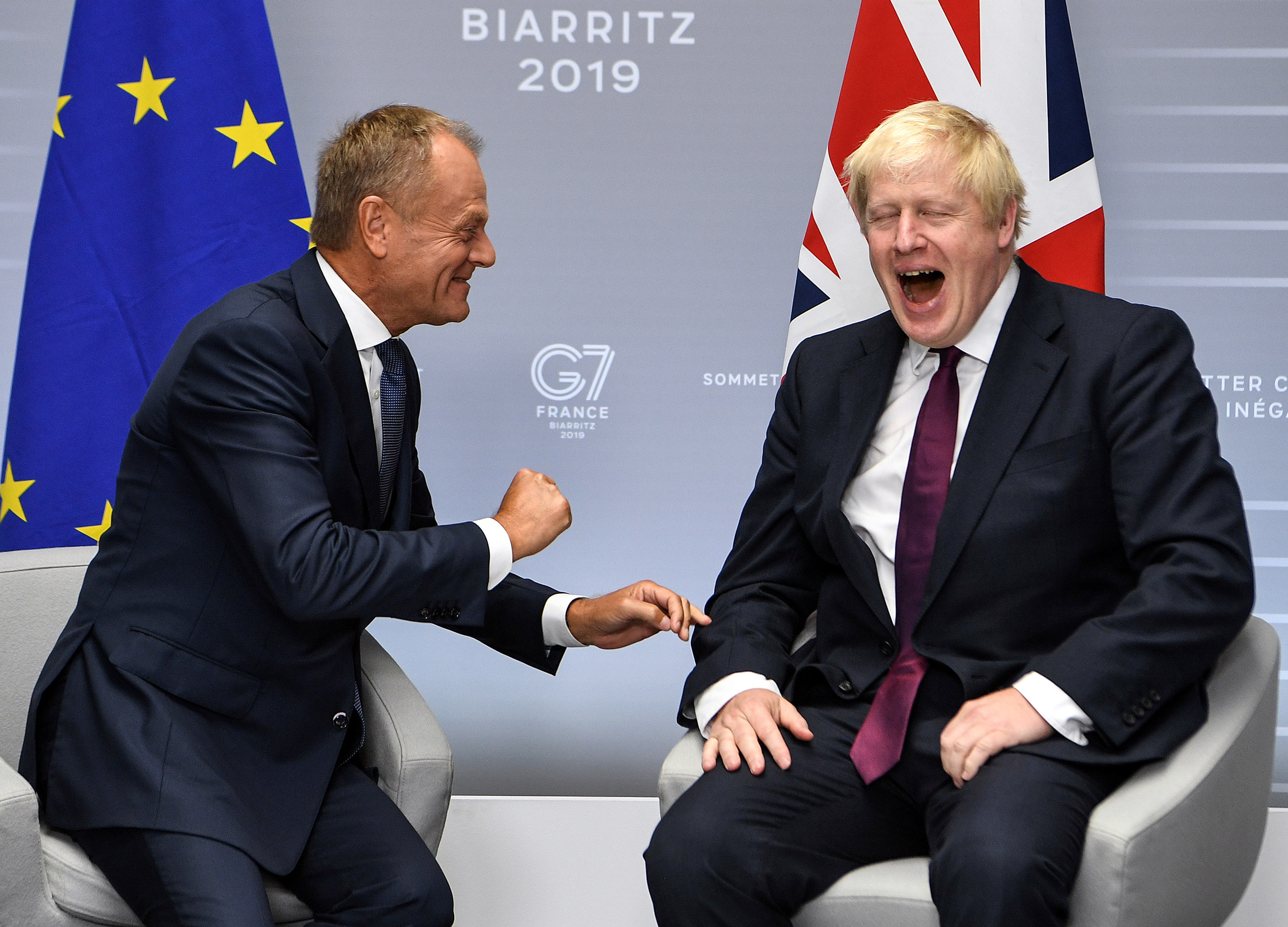 Премьер-министр Великобритании Борис Джонсон (справа) и председатель ЕС Дональд Туск во время саммита G7, 24 августа 2019 года. Биарриц, Франция
