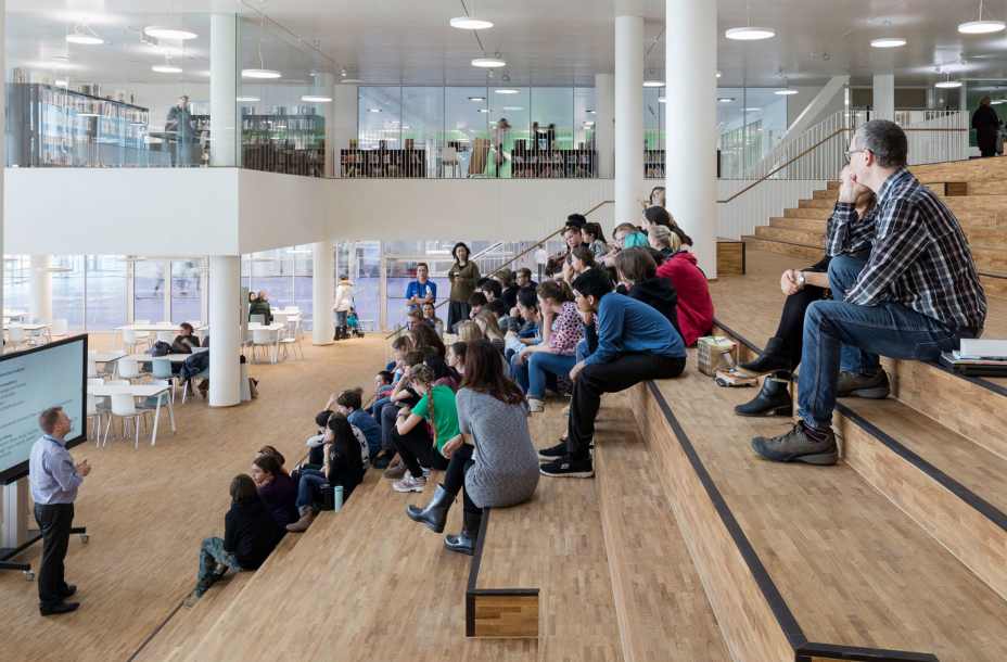 Проектировщики акцентировали неформальные учебные и рекреационные пространства школы, которые могут быть использованы как &laquo;место для передышки&raquo; между занятиями. На фото&nbsp;&mdash; школа с таким решением в Копенгагене