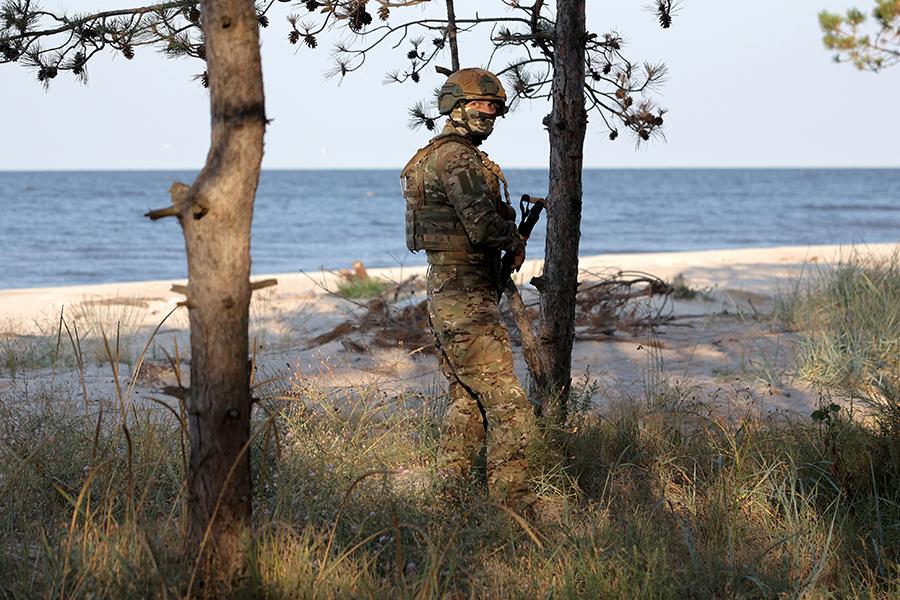 Военнослужащий противотанкового подразделения 52-й артиллерийской бригады ВДВ на территории Кинбурнской косы