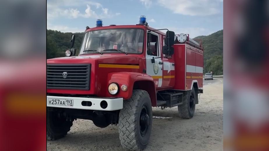 В Геленджике началась эвакуация базы отдыха из горящего из-за БПЛА леса