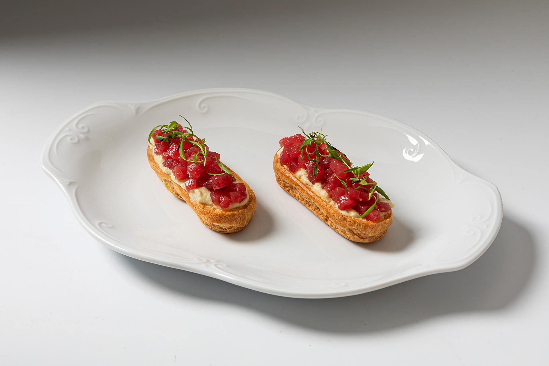 Мини-эклер с тунцом и хумусом из артишока в Gallery To Go