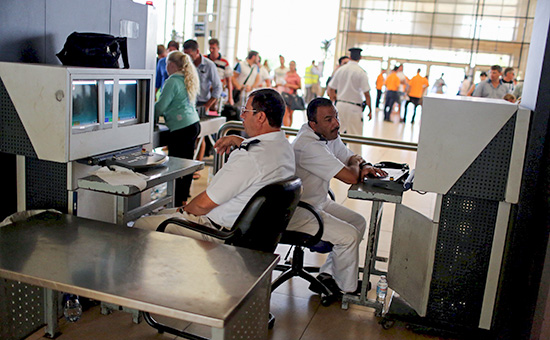 Сотрудники службы безопасности в аэропорту города Шарм-эль-Шейх