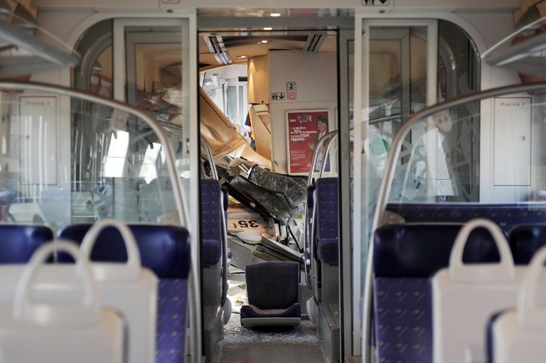 Во Франции пассажирский поезд протаранил автокран, есть пострадавшие