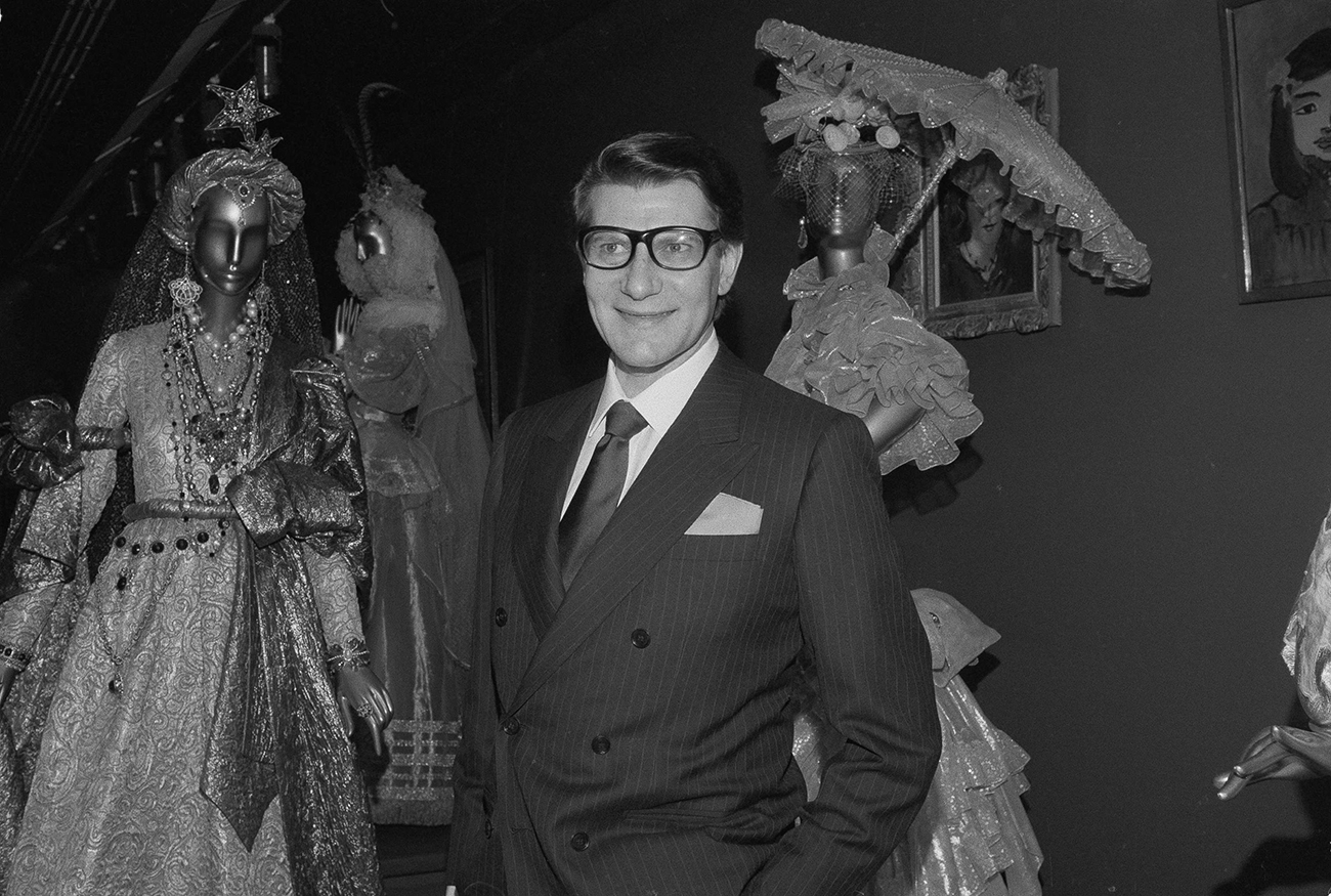 Ив-Сен Лоран на посвященной ему выставке Института костюма в Метрополитен-музее, Нью-Йорк, 1983


