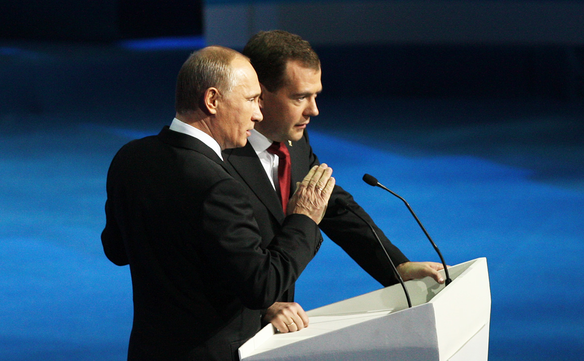Владимир Путин (слева) и Дмитрий Медведев&nbsp;