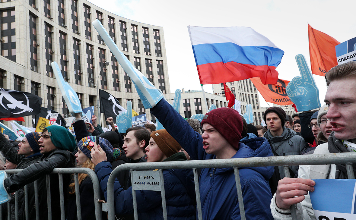 Участники митинга против изоляции российского интернета в Москве